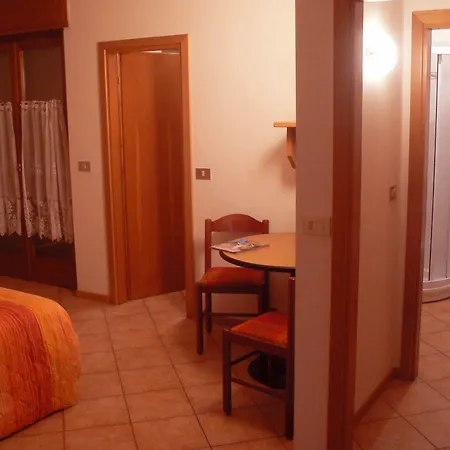 Hotel & Appartamenti Al Larice Ronzone Exterior photo